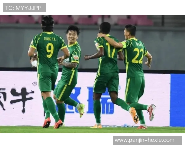 上海足球队在钻石联赛积分榜上以99分稳居第一争冠形势一片大好