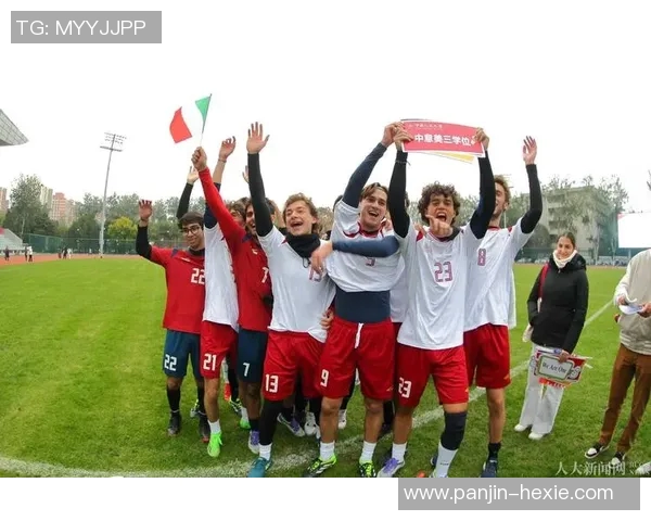 足球明星互问趣图大集合展现球场背后的友谊与竞争