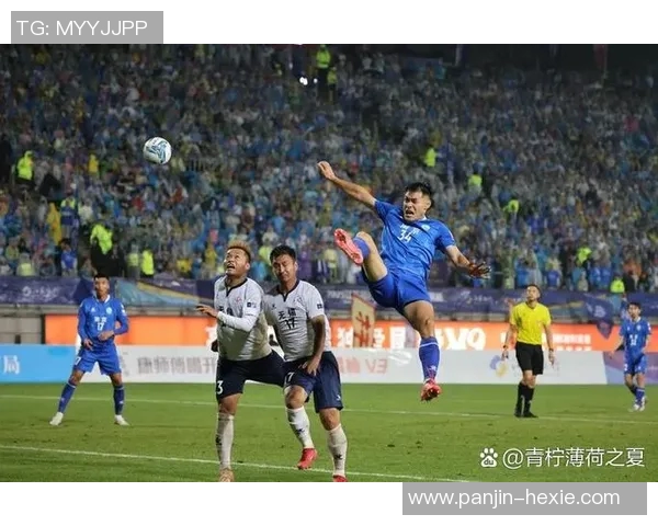 足球明星勇斗小偷展现英雄本色引发社会热议